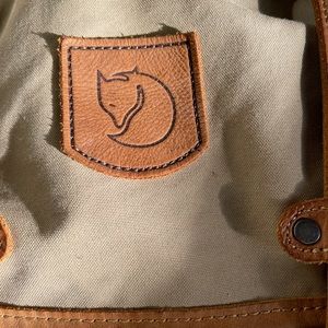 FJALLRAVEN UNISEX RUCKSACK NO.21 SMALL BACKPACK TAN